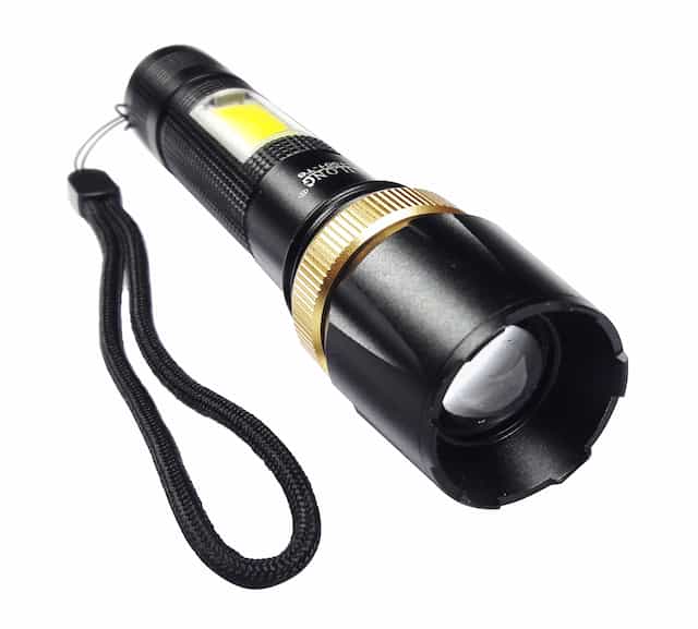 Фонарь ручной с дополнительным светом BL1001-T6 Zoom
